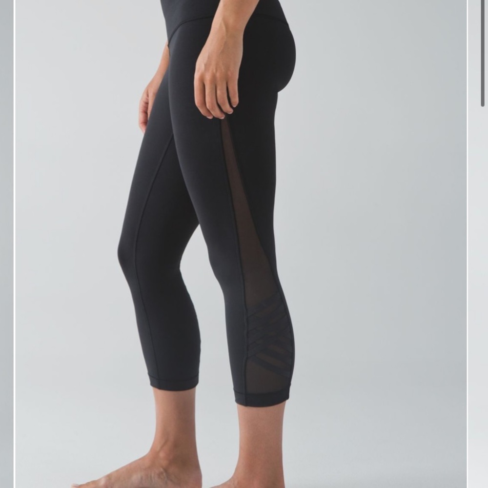 Black minimalist crops